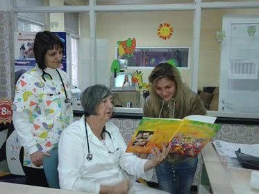 Книгата „Добросъците“ в ръцете на медицинския екип