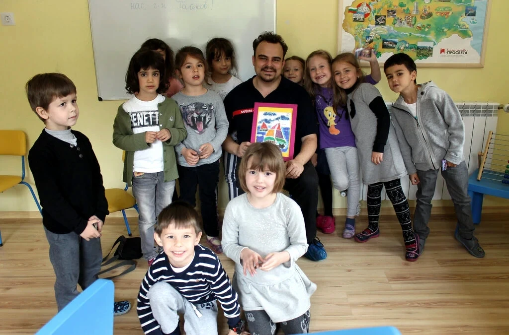 Никола Райков сред малки читатели — снимка към интервюто в „Детски Дневник“, 2014.