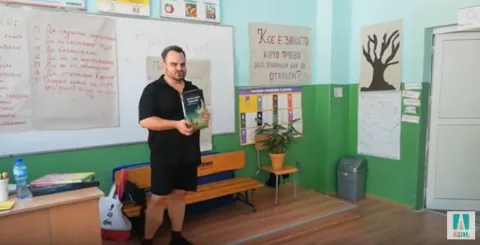 Изображение към „„Забавно лято“: Никола Райков се срещна с деца от Крумовград“ — Аз чета.