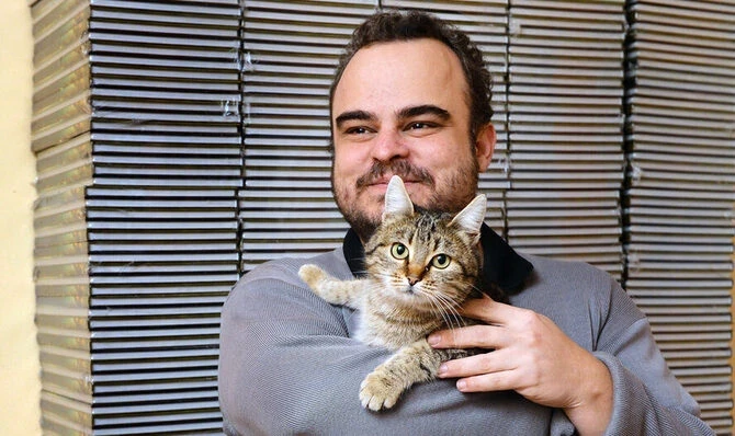 Никола Райков с котка — снимка към портрета в „Кариери“. © Надежда Чипева.
