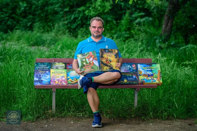 Никола Райков на горска пейка сред книгите и игрите си